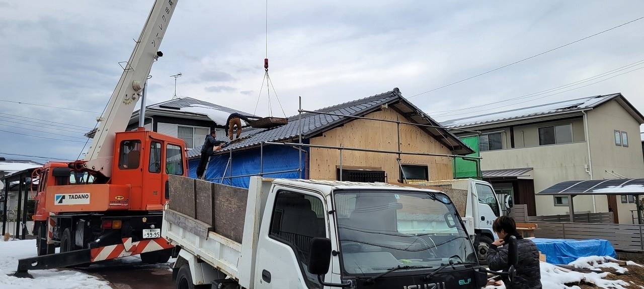 東近江市で屋根のリフォーム始まりました。